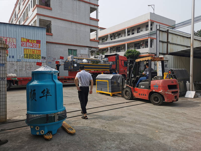 A procelain slab waterjet cutting machine