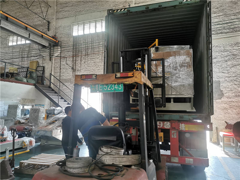 These products can be combined with two blades CNC ceramic cutting machine, two spindles tile cutting machine, etc. It can batch process ceramic tile skirting, ceramic tile stair steps. It can process 80x80mm,100x800mm, 80x1200mm, 100x1200mm etc specification ceramic tile skirting. It mainly process the arc edge on the ceramic tile skirting.