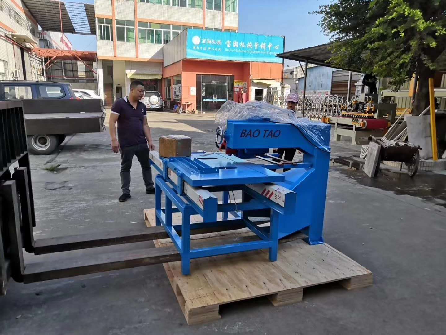 Multi-functional ceramic tile cutting machine