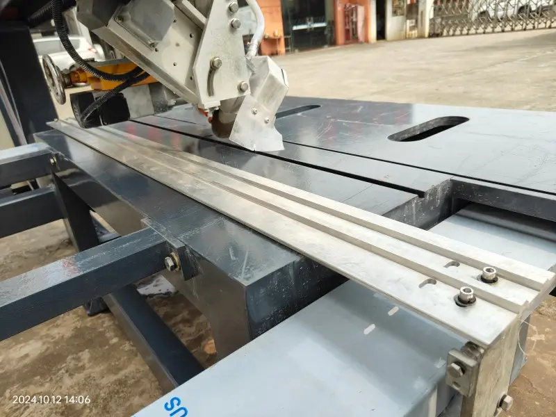 BT1800 CNC Double Blade Bridge Saw Cutter(图6) 1800 bridge table saw (4).webp